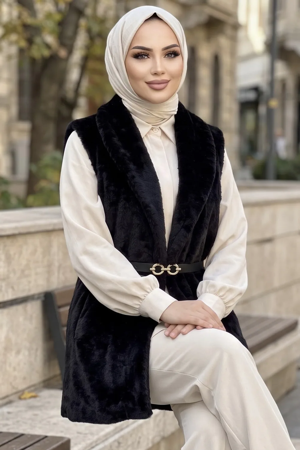 صديري فرو صناعي وبري ناعم بحزام بلون أسود