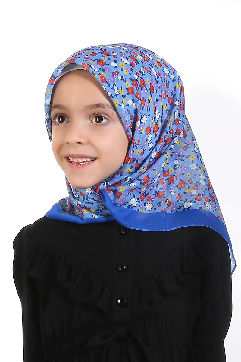 حجاب بنات مربع قطني بزهور صغيرة بلون أزرق