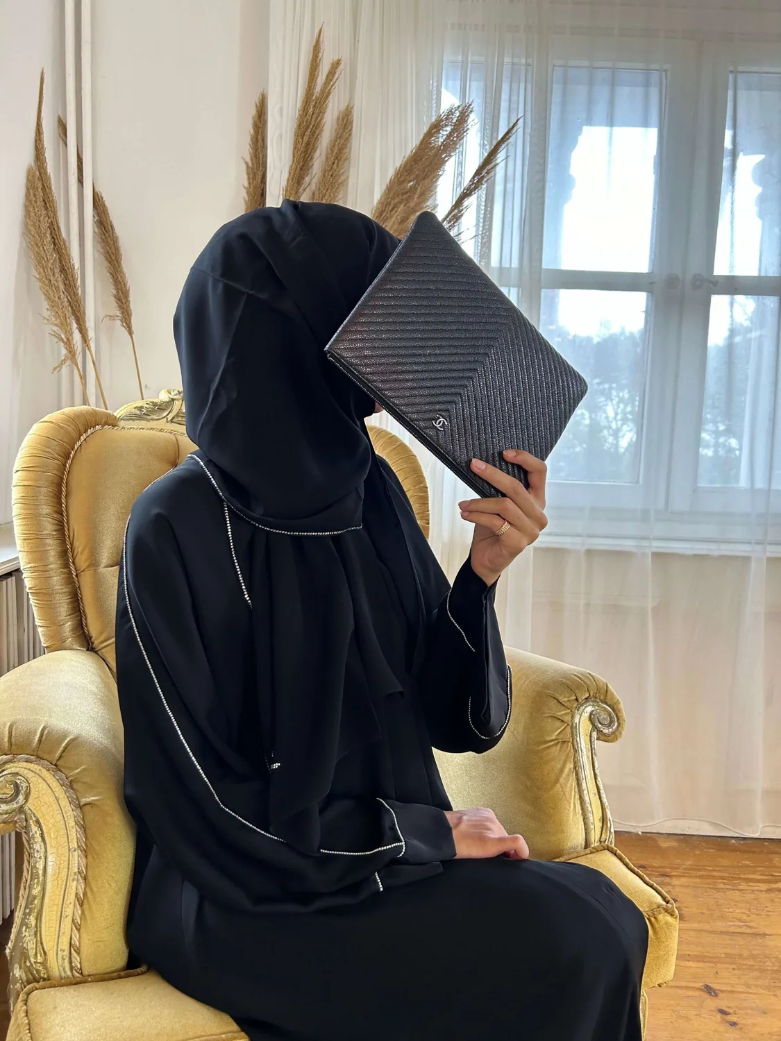 طقم عباية سوداء لامعة مع شال مزين