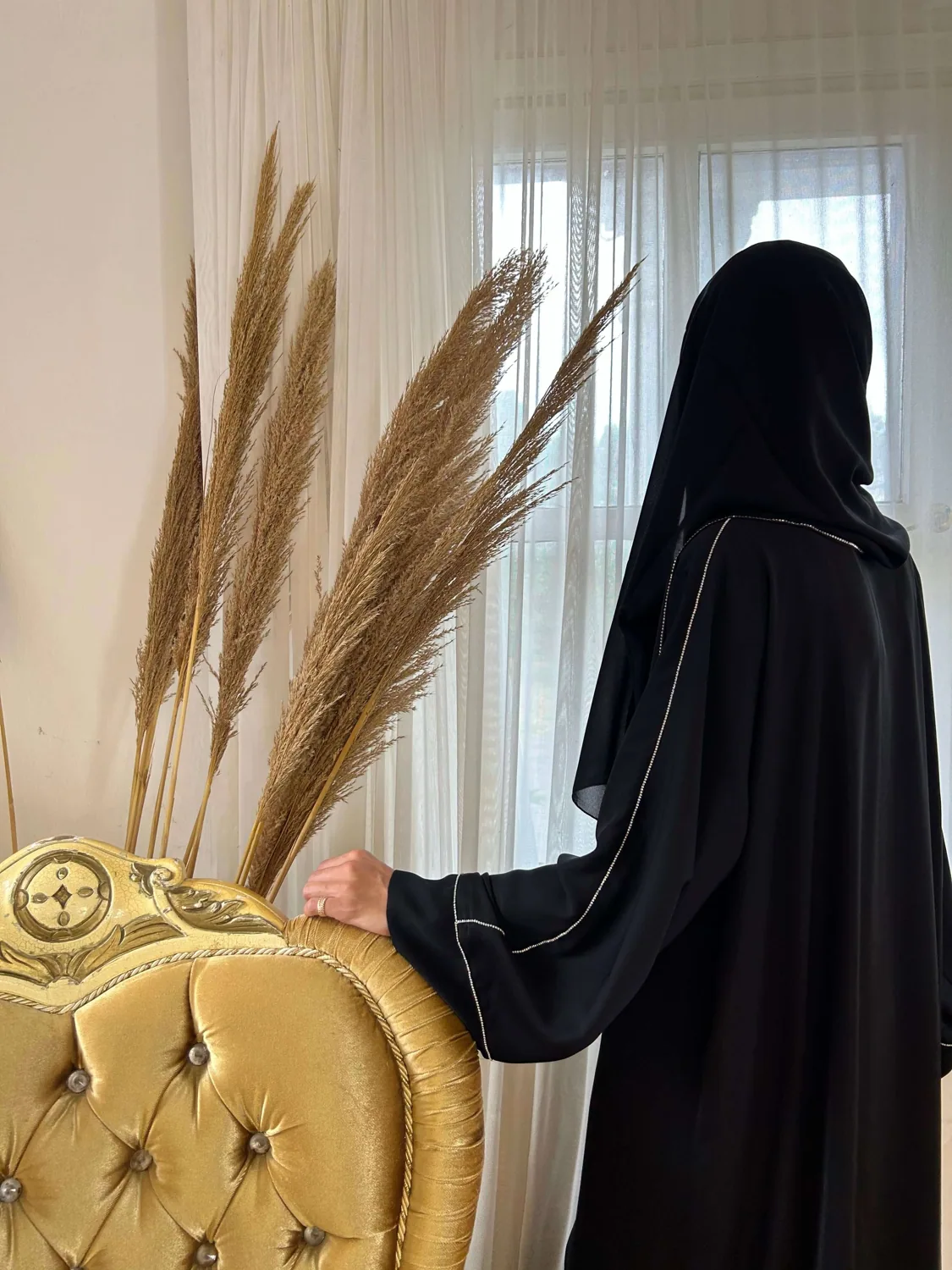 طقم عباية سوداء لامعة مع شال مزين - صورة 2