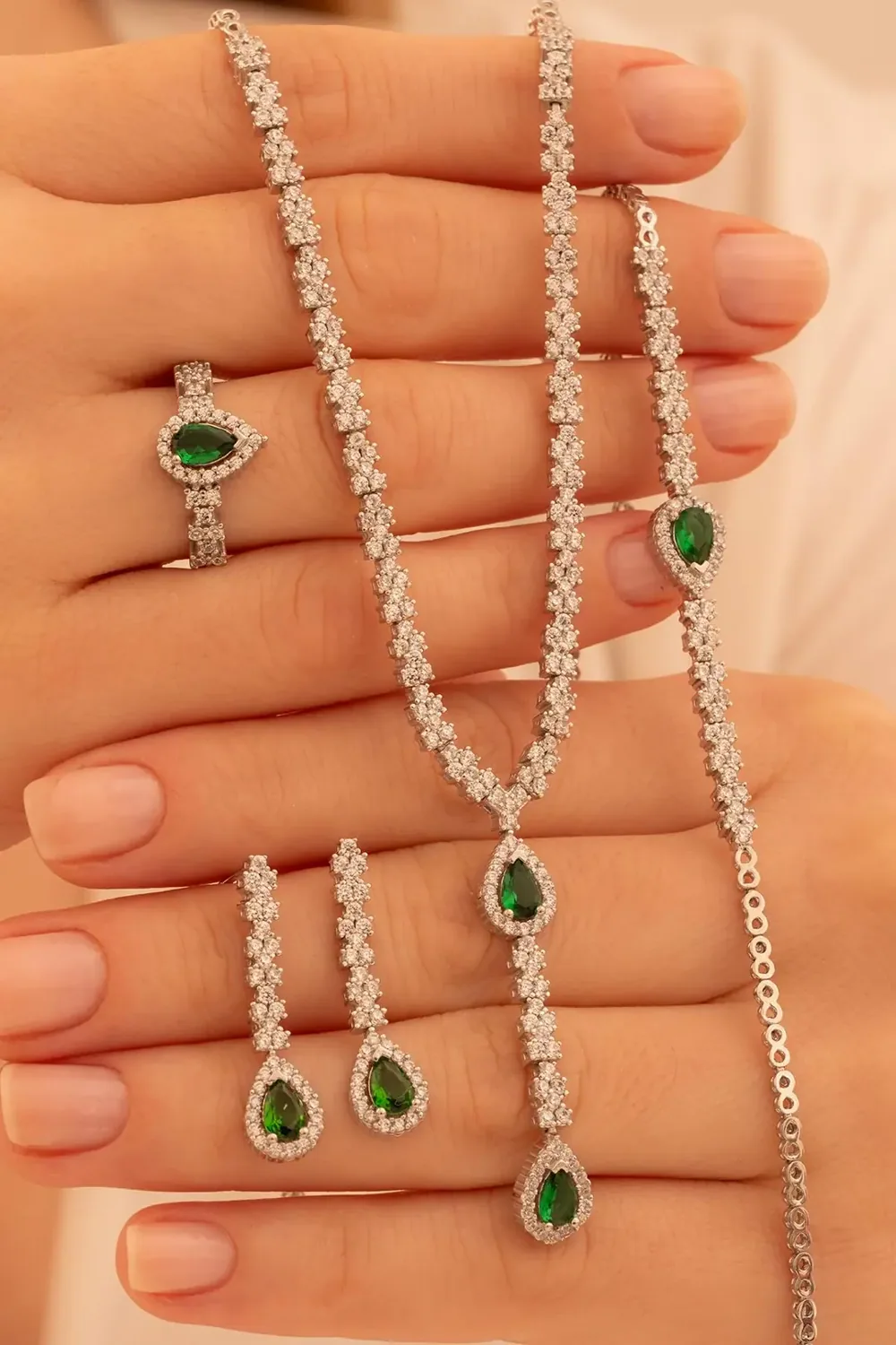 طقم فضة بزمرد مدبب وقطرة متدلية