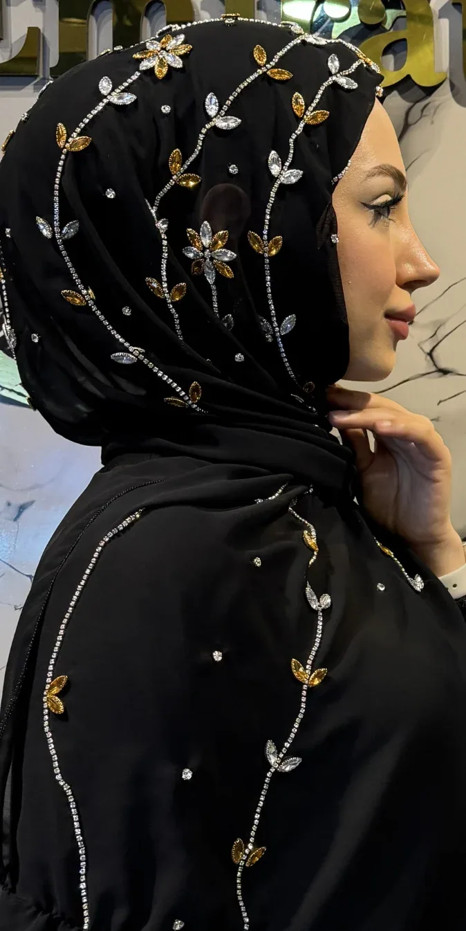 شال شيفون أسود بنقشة أغصان وأحجار بيضاء وبرتقالية - صورة 2
