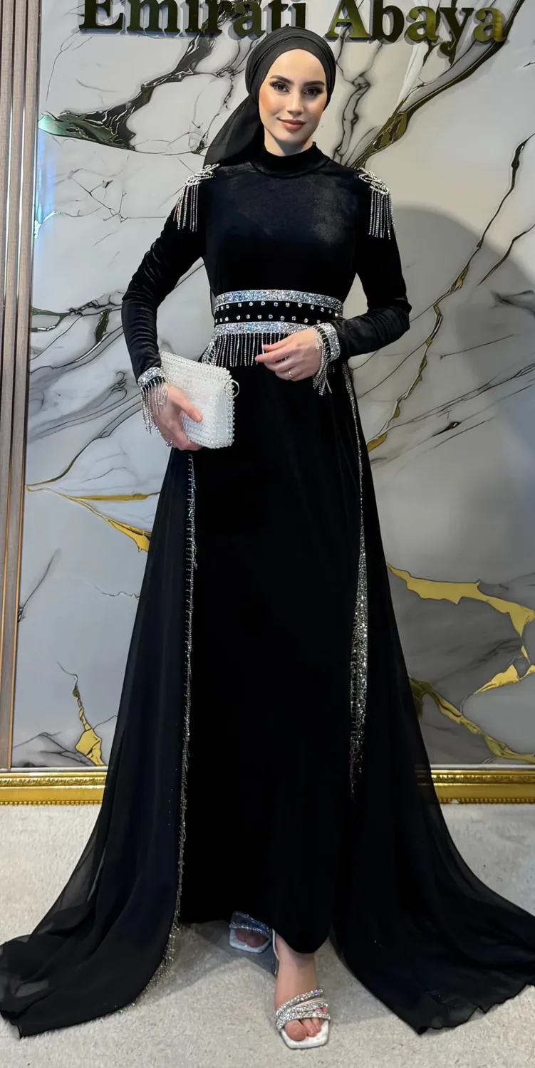 فستان سهرة مخمل أسود بأحجار بيضاء