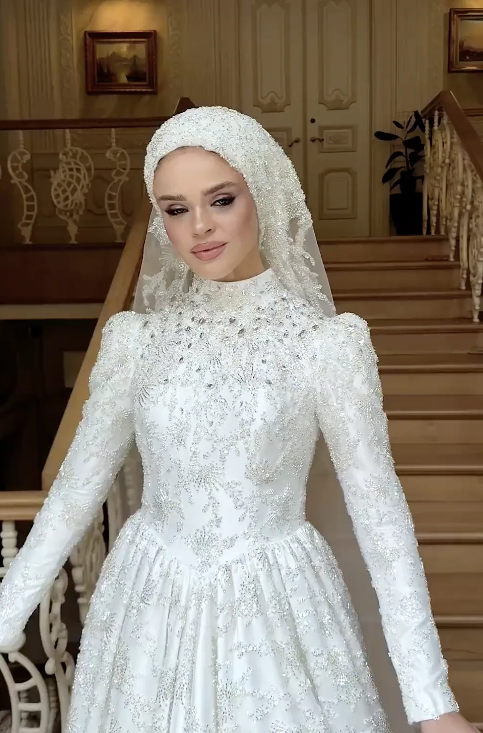فستان زفاف محتشم بصدر زهري وتنورة بطيات