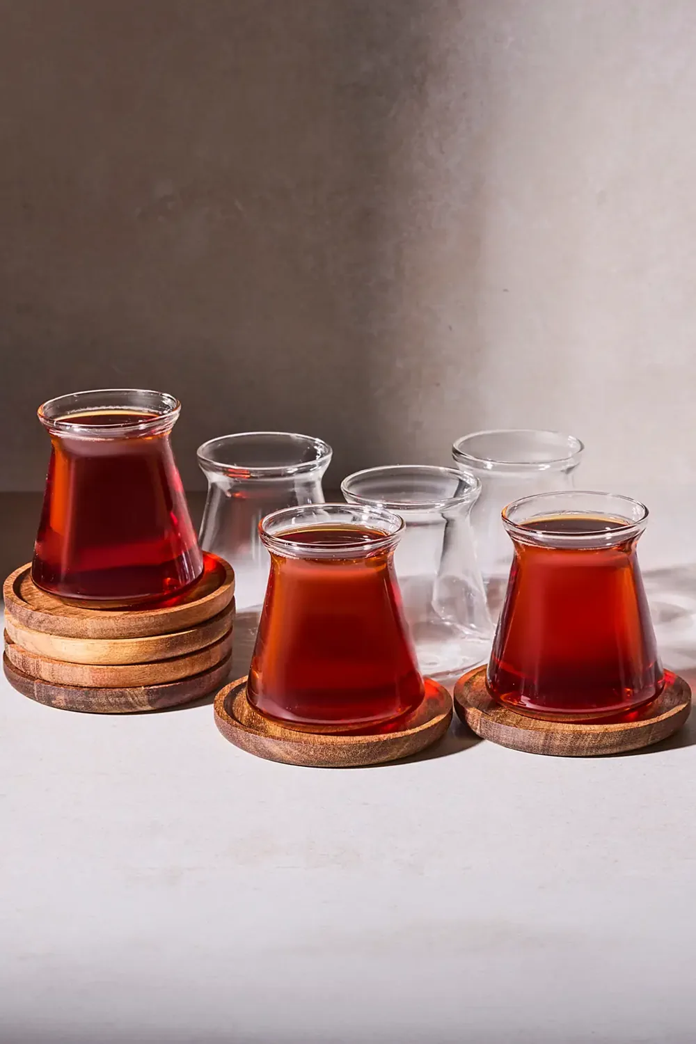 طقم كاسات شاي زجاج مع صحون خشب أكاسيا لستة