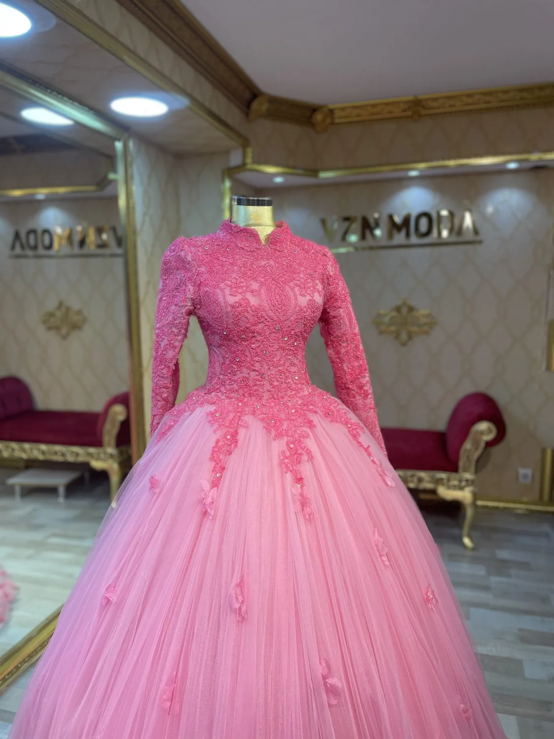 فستان خطوبة محجبات وردي بزهور بارزة - صورة 2