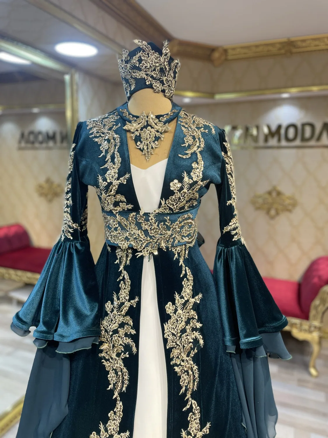 قفطان حناء مخمل أخضر بأكمام جرسية مطرزة - صورة 2