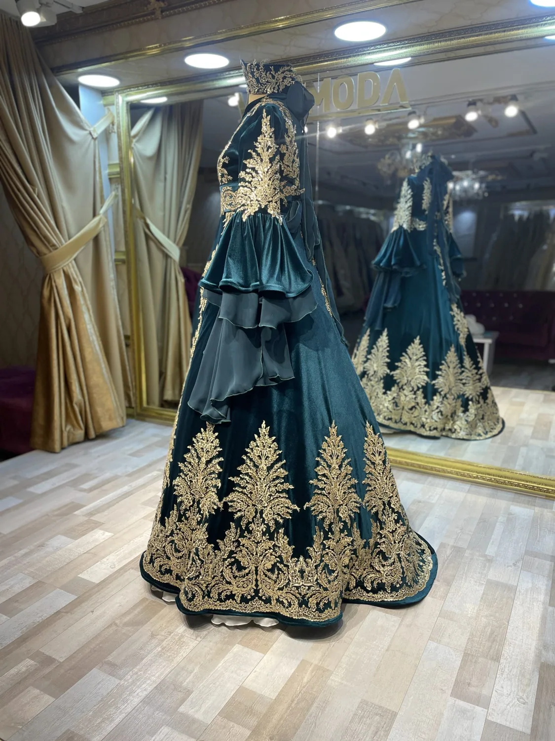 قفطان حناء مخمل أخضر بأكمام جرسية مطرزة - صورة 3