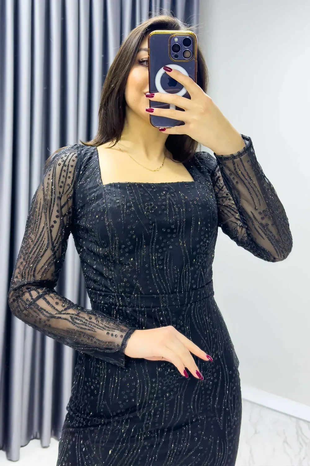 فستان ميدي أسود بخيوط ذهبية لامعة وياقة مربعة - صورة 3
