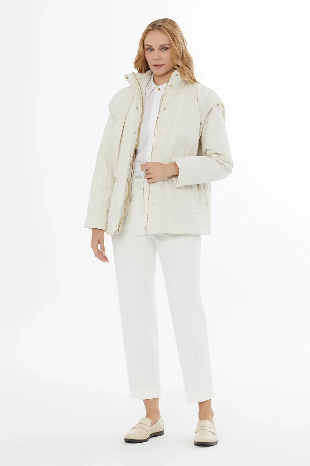 جاكيت مضرّب مبطّن بقبعة بلون عاجي
