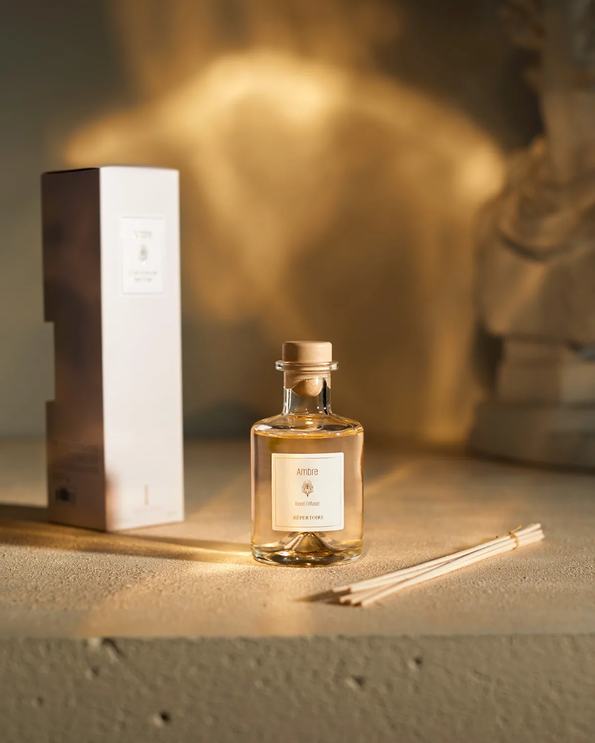 عطر غرف بأعواد 200 مل في زجاجة شفافة
