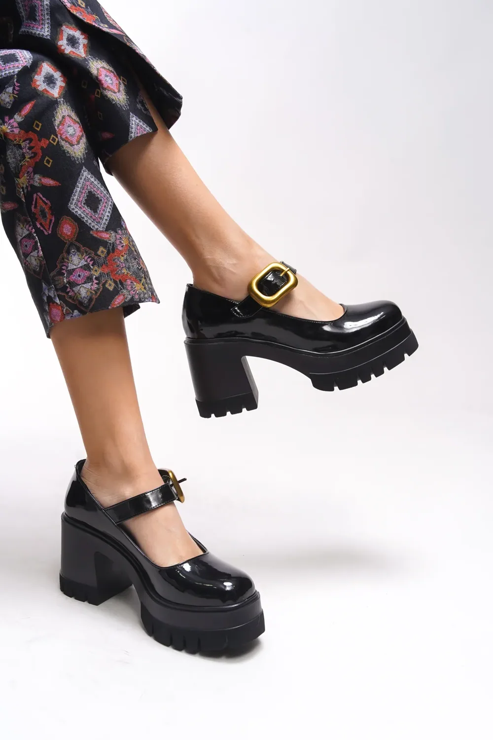 حذاء لوفر نسائي أسود بكعب بإبزيم من الجلد اللامع - صورة 4