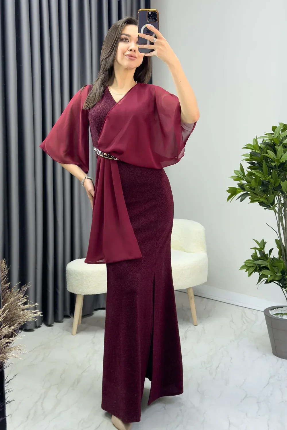 فستان سهرة عنابي لامع بأكمام كشكش وأحجار