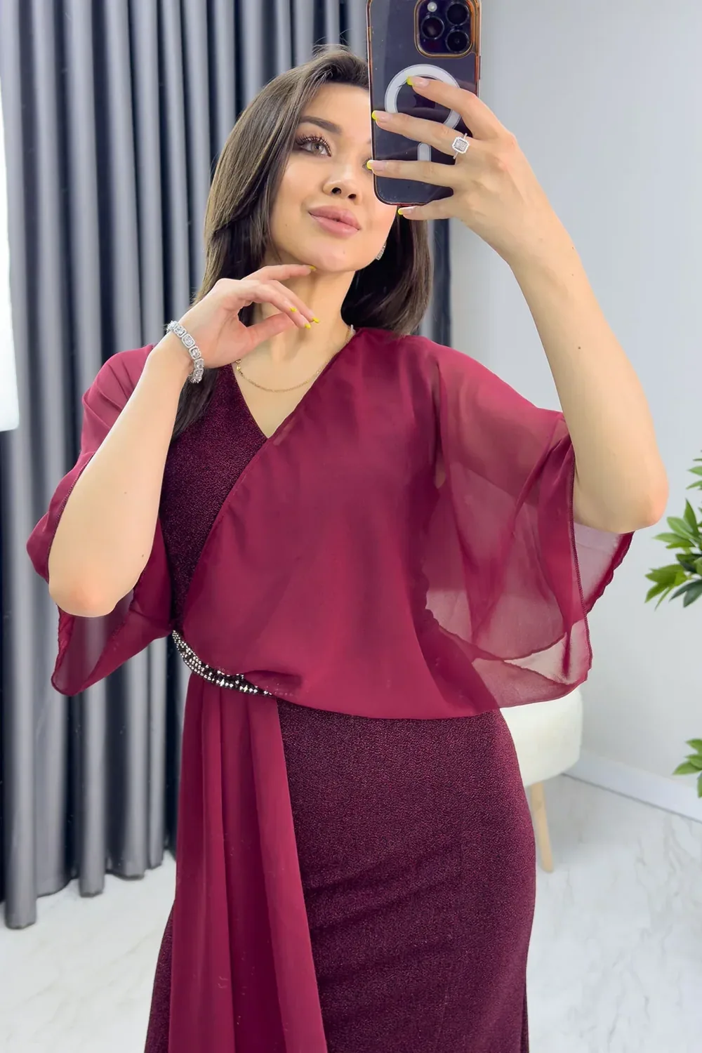 فستان سهرة عنابي لامع بأكمام كشكش وأحجار - صورة 2