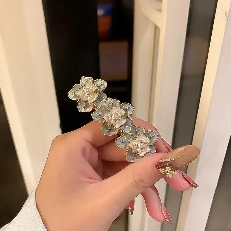 توكة معدنية بزهور زرقاء بتصميم ناعم - صورة 2