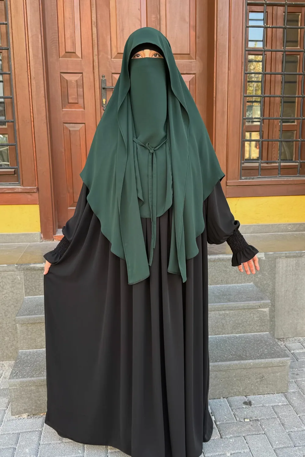 خمار طويل بنقاب مدمج وأربطة أخضر داكن