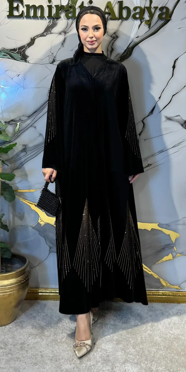 طقم مخمل أسود بخطوط أحجار ذهبية
