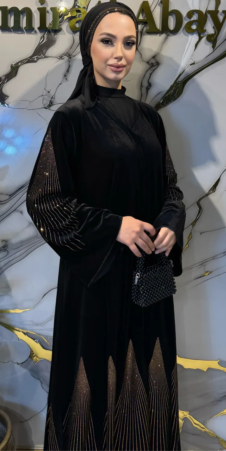 طقم مخمل أسود بخطوط أحجار ذهبية - صورة 4