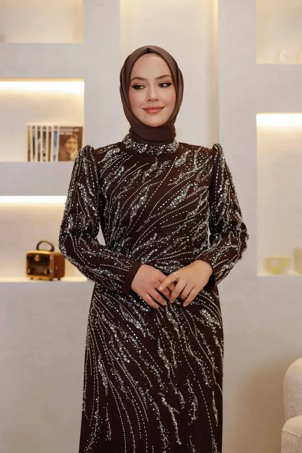 فستان سهرة محتشم بخطوط أحجار عمودية وياقة عالية - صورة 3