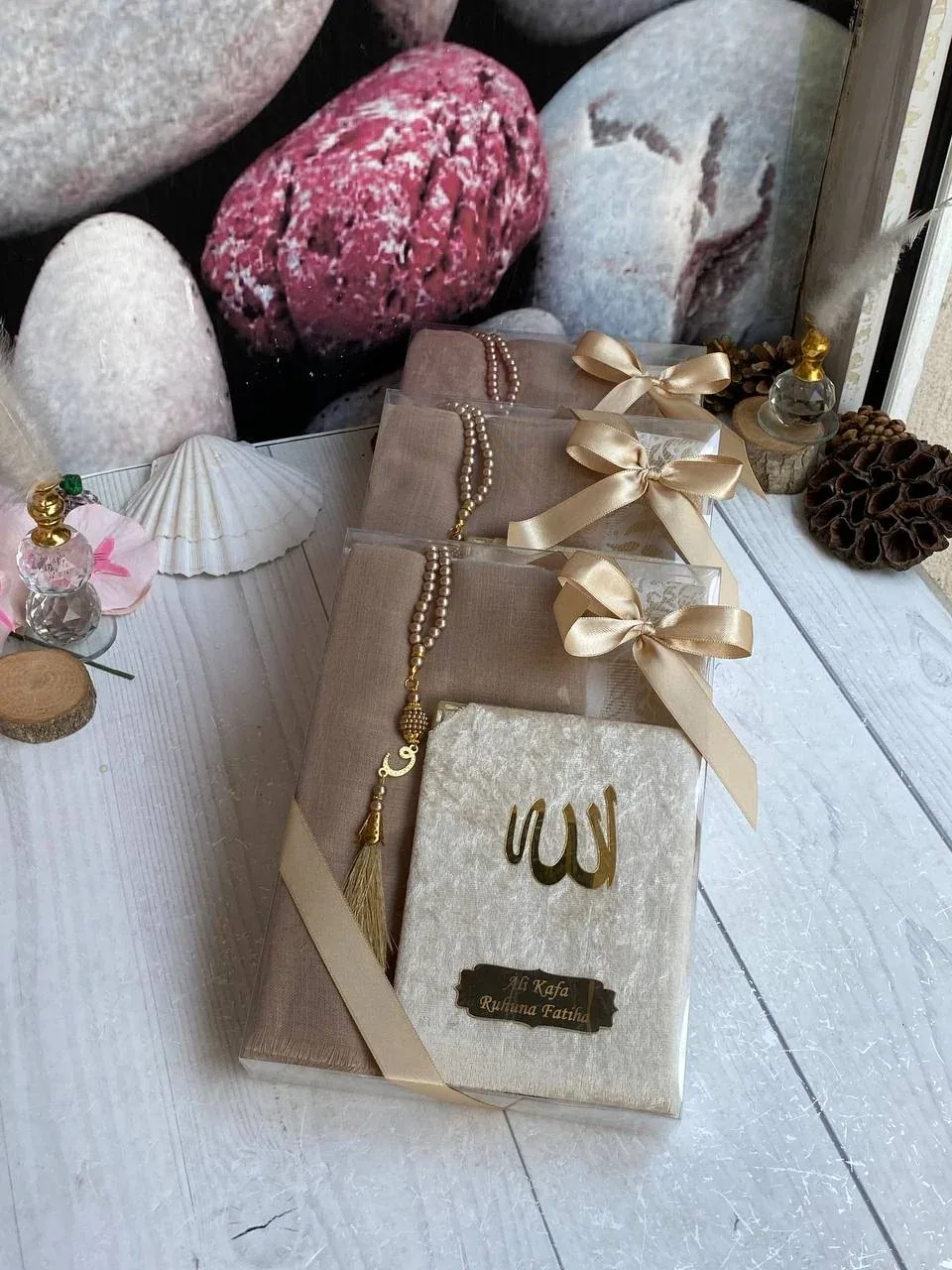 توزيعات سجادة وإيشارب وياسين ومسبحة بالأبيض - صورة 2