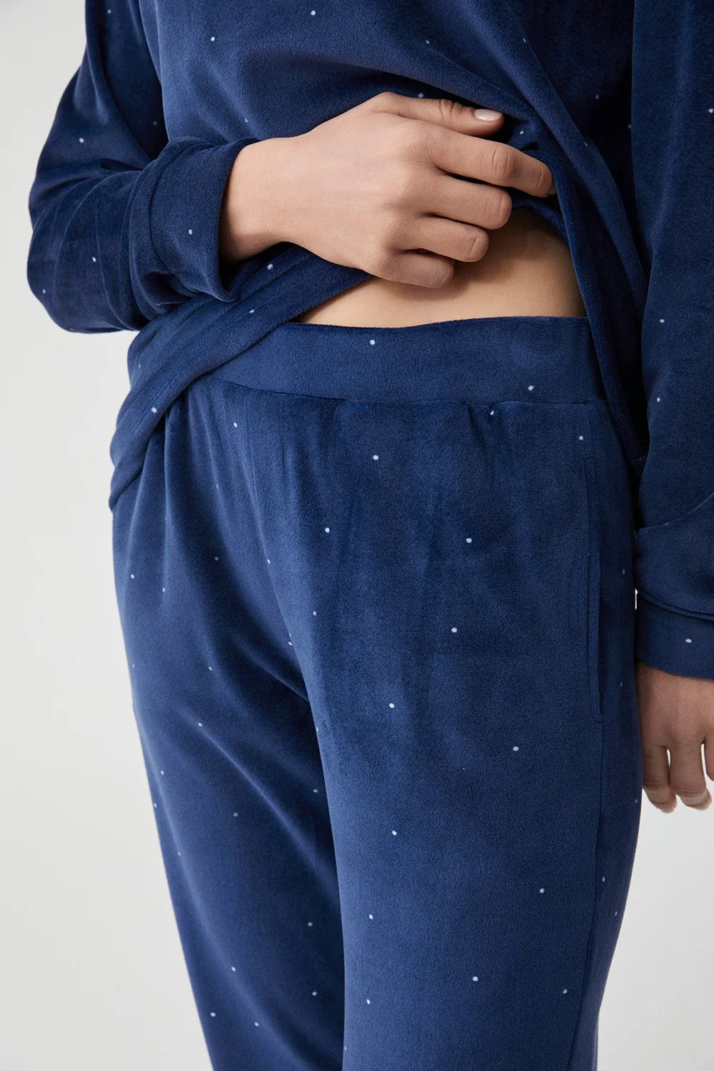 طقم بيجاما من الفليس بلون كحلي - صورة 3