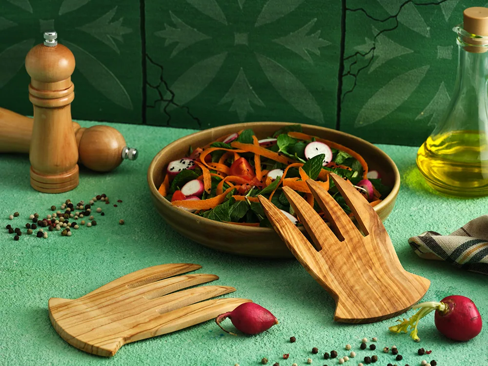 زوج ملاعق خلط السلطة على شكل كف من خشب الزيتون - صورة 2