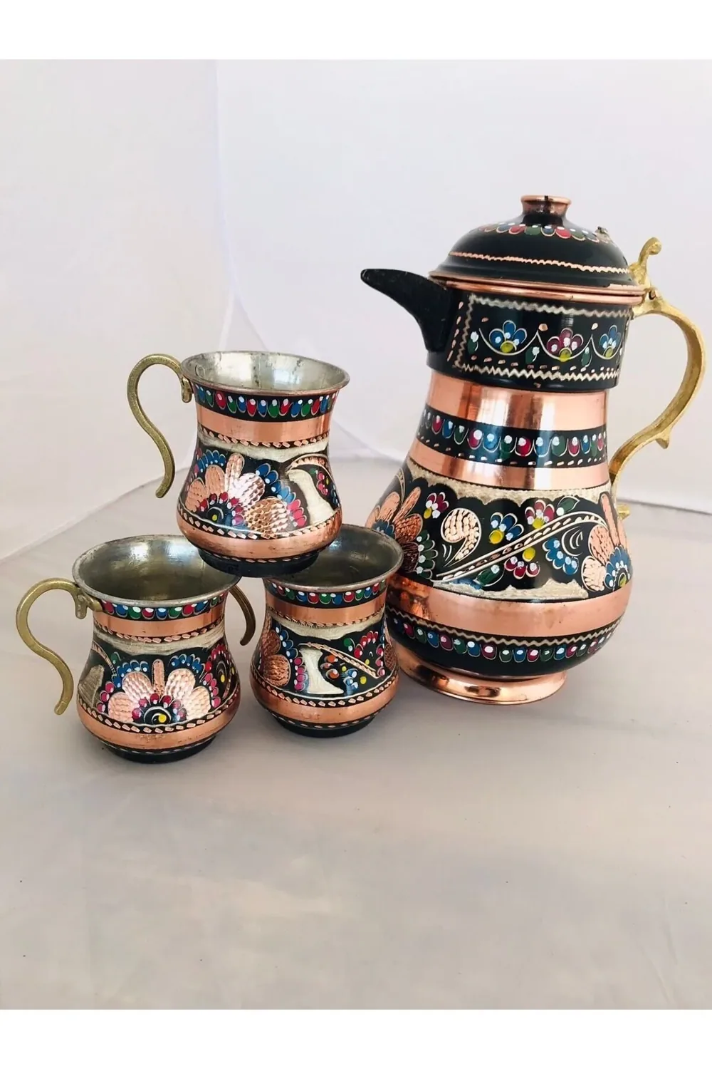 طقم إبريق وأكواب نحاس مزخرف بالمينا - صورة 2