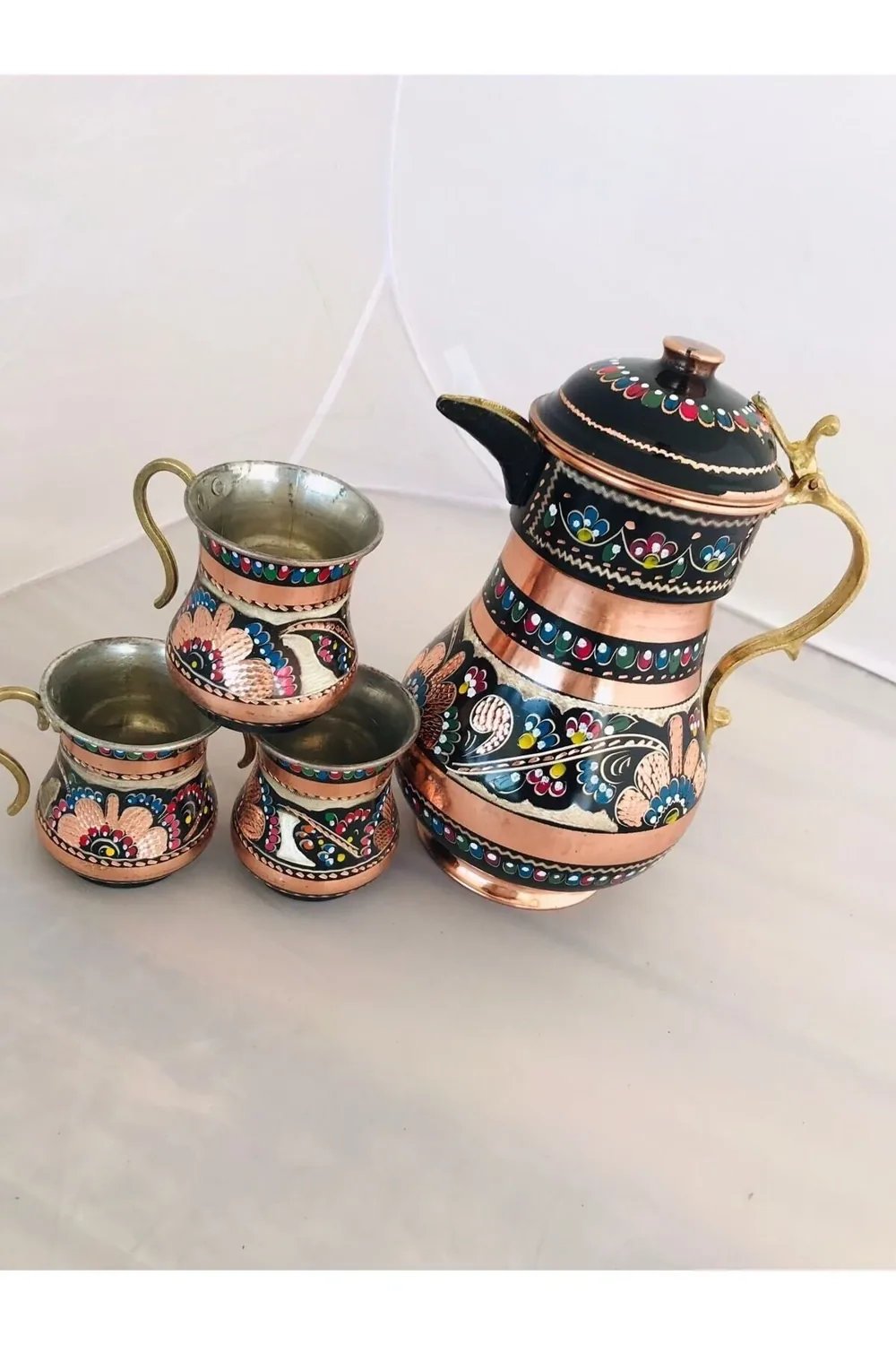 طقم إبريق وأكواب نحاس مزخرف بالمينا - صورة 3