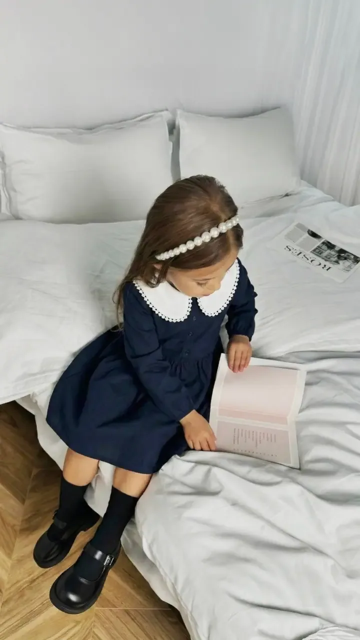 فستان بنات كحلي بأكمام طويلة وياقة بيضاء - صورة 3