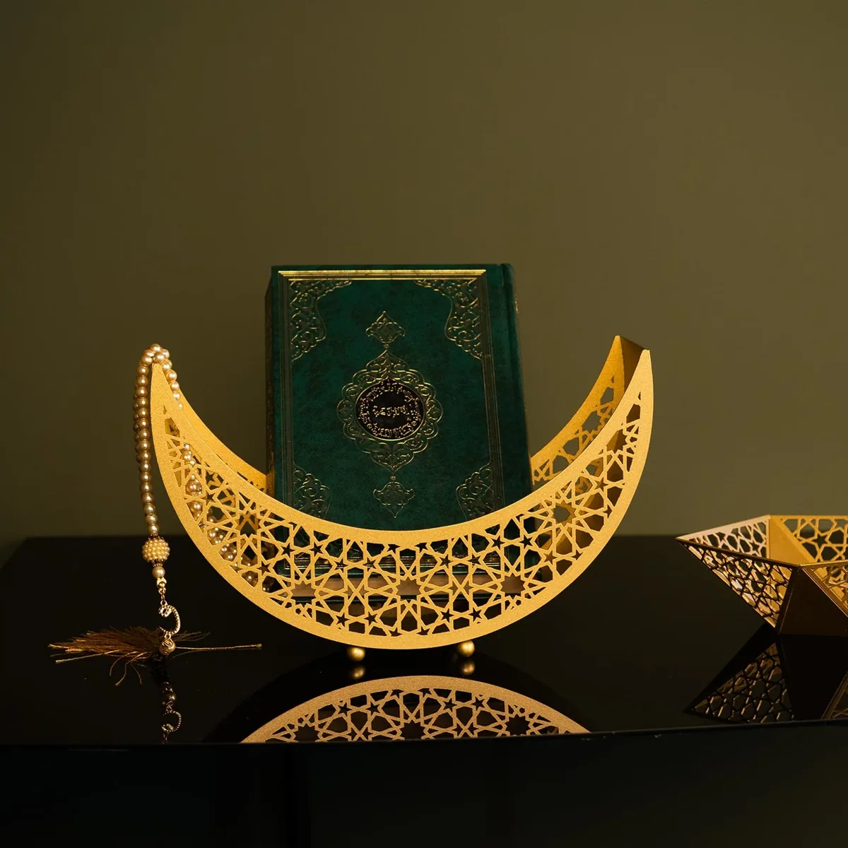 هلال معدني ذهبي بنقش إسلامي يصلح كطبق