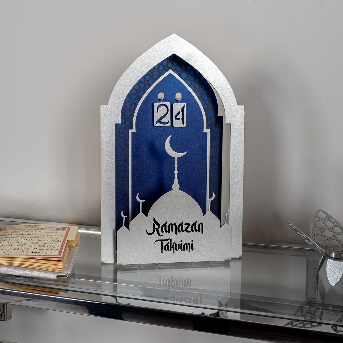 تقويم رمضان معدني ثلاثي الأبعاد بشكل محراب