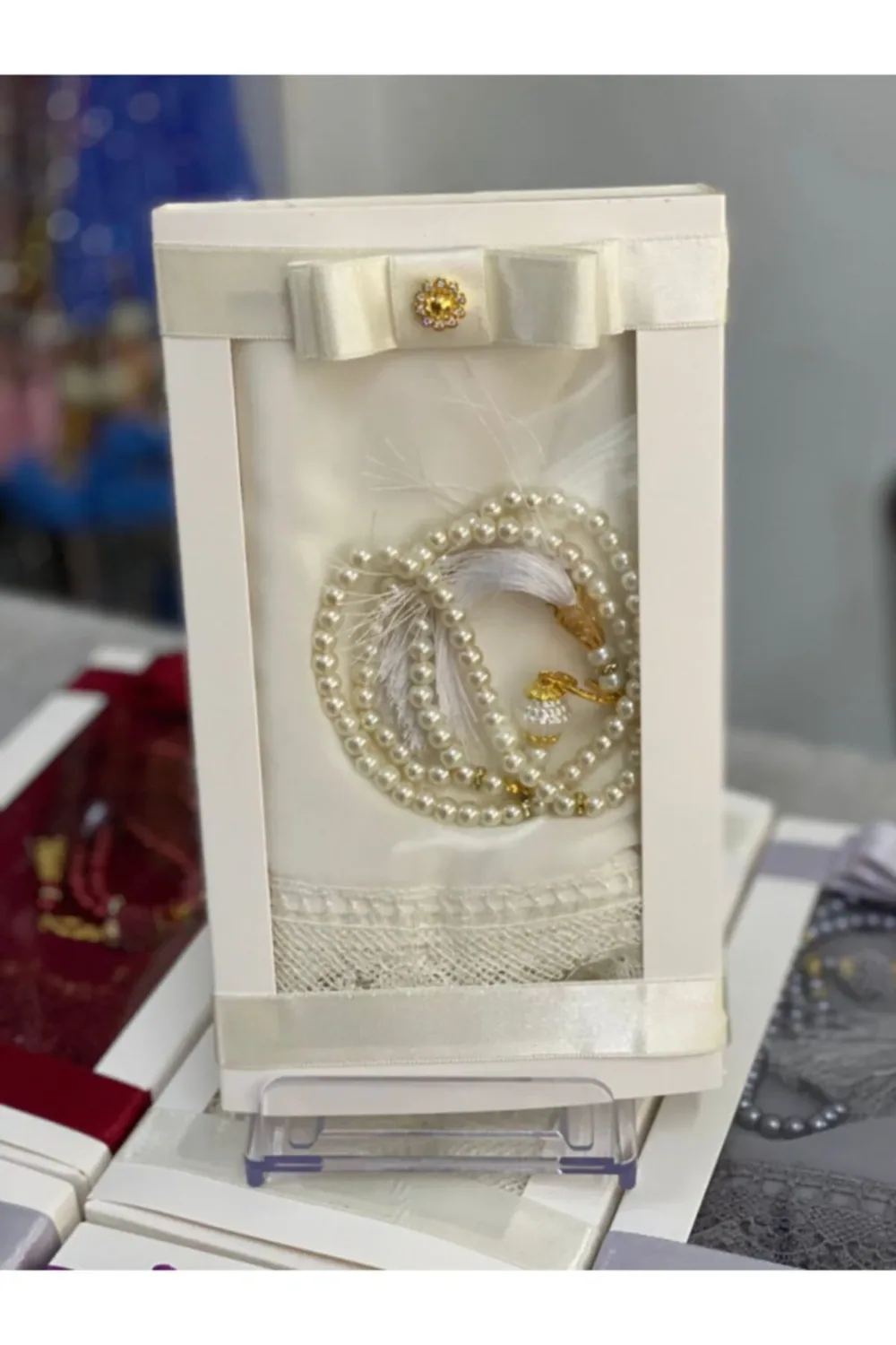 طرحة صلاة كريمية مع سبحة لؤلؤ في علبة