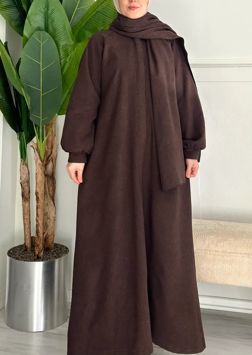 معطف كاشمير مع وشاح بلون بني