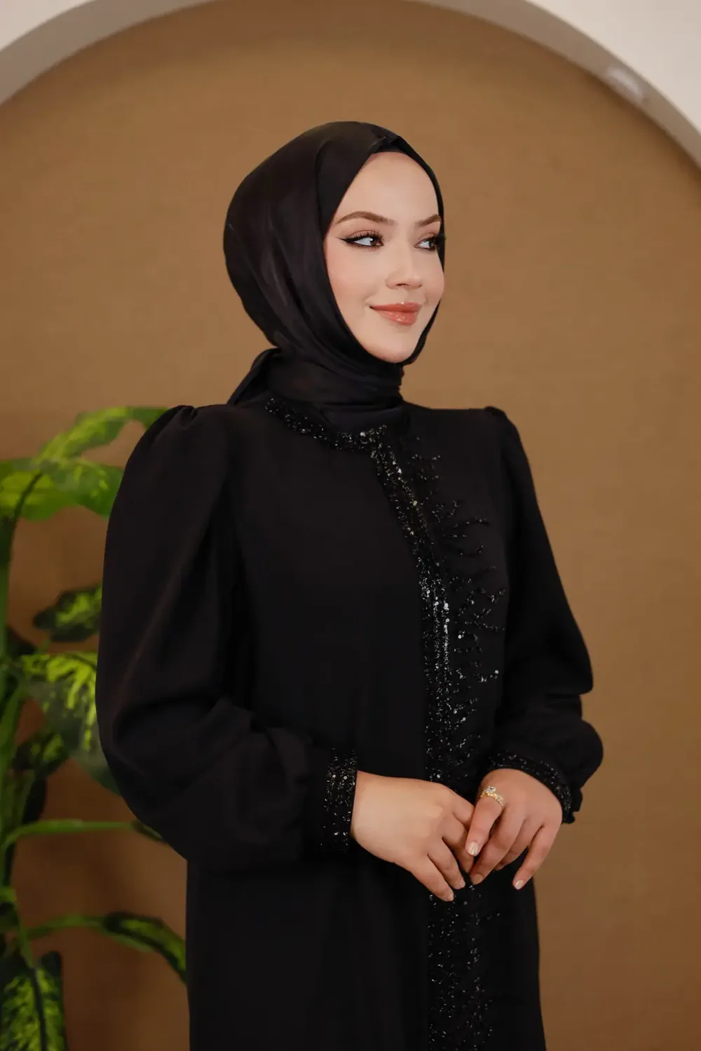 عباءة كريب سوداء مطرزة بالترتر على الحواف