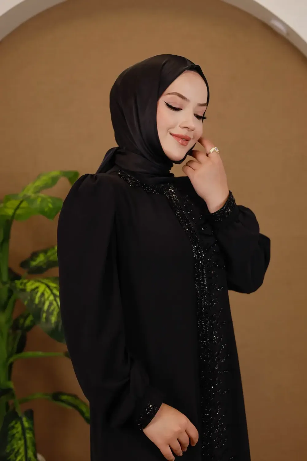 عباءة كريب سوداء مطرزة بالترتر على الحواف - صورة 3