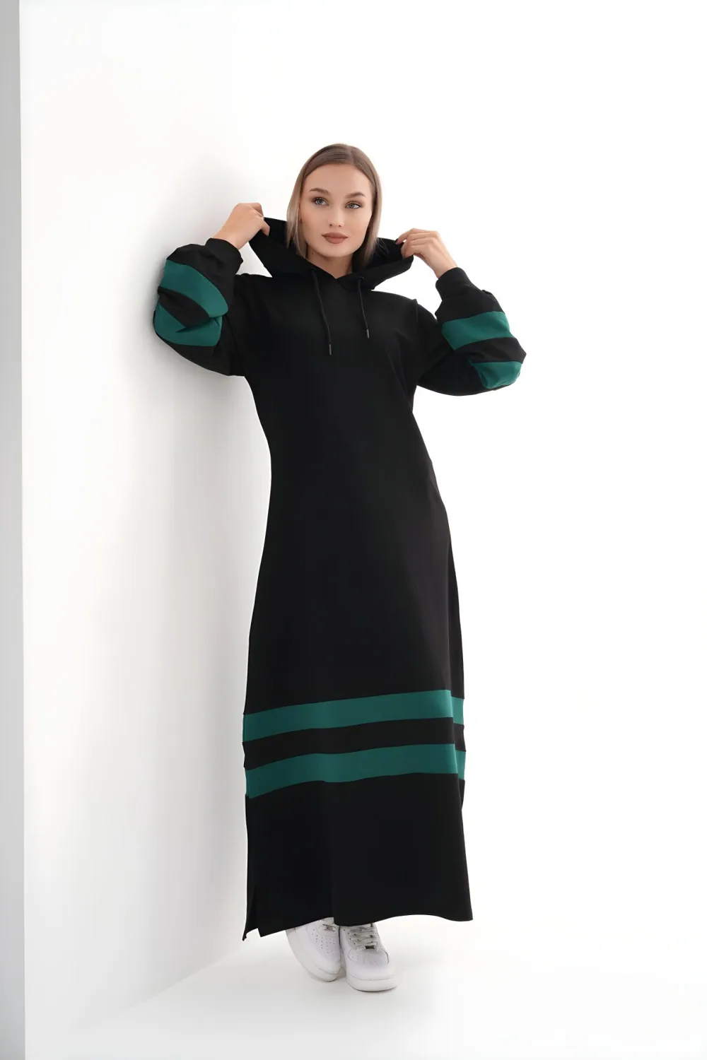 فستان رياضي بأشرطة وأكمام منفوخة زمردي