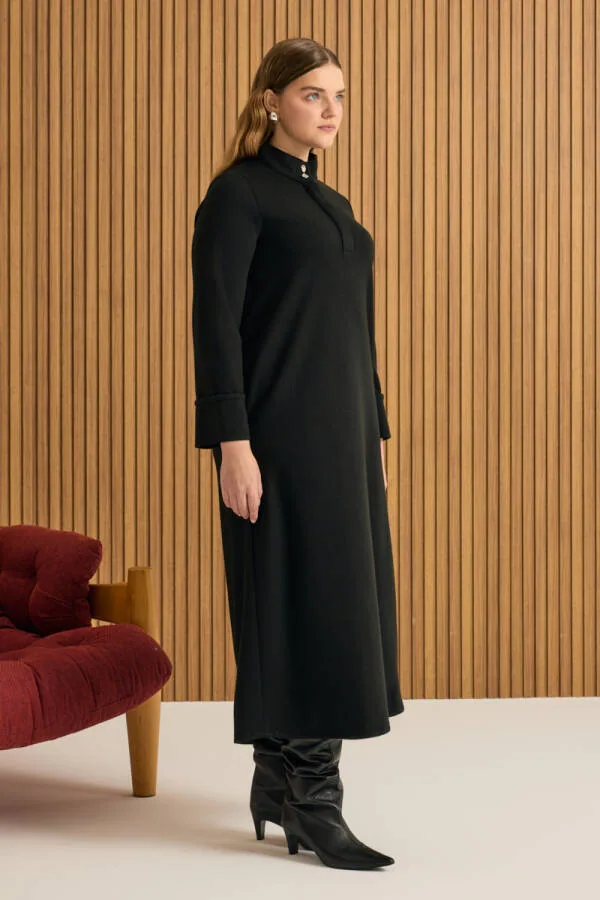 فستان تريكو أسود بياقة عالية - صورة 3