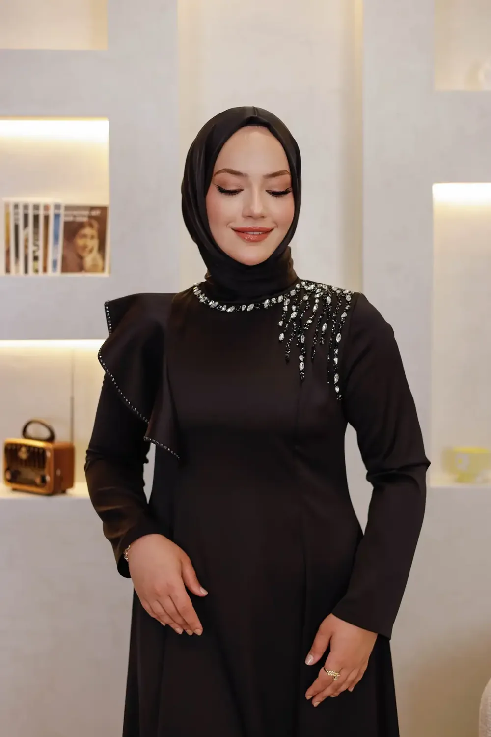 فستان سهرة أسود بياقة مطرزة بالأحجار وكشكش على الكتف