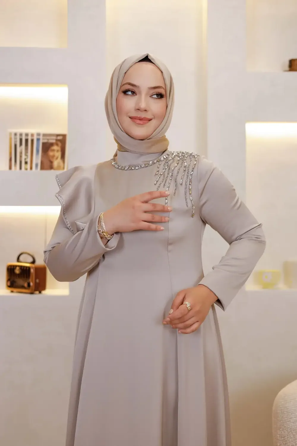 فستان سهرة أسود بياقة مطرزة بالأحجار وكشكش على الكتف - صورة 3