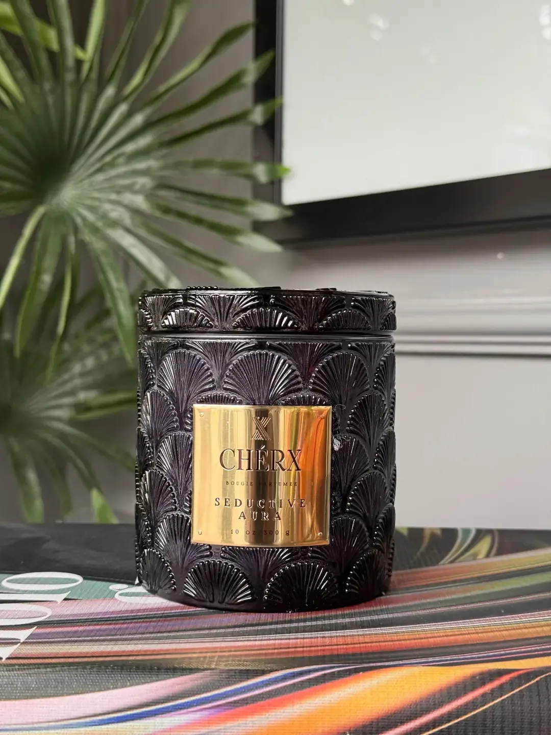 شمعة معطرة في برطمان زجاج أسود منقوش بغطاء