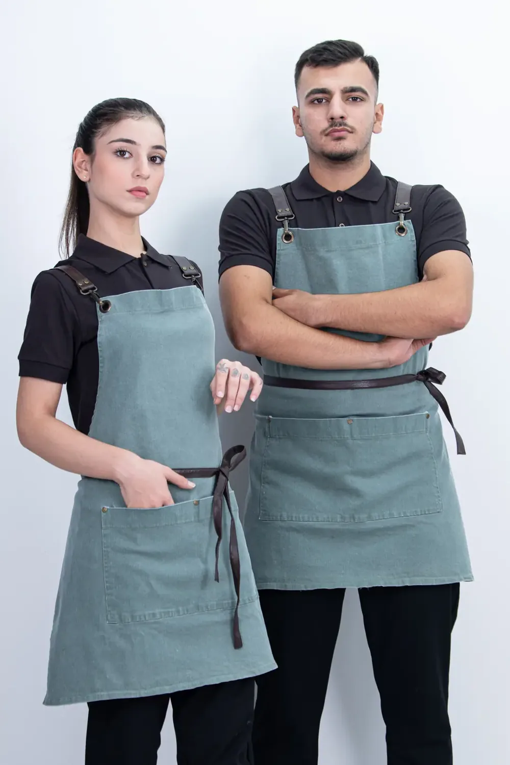 مريلة جينز بحزام جلدي وجيوب