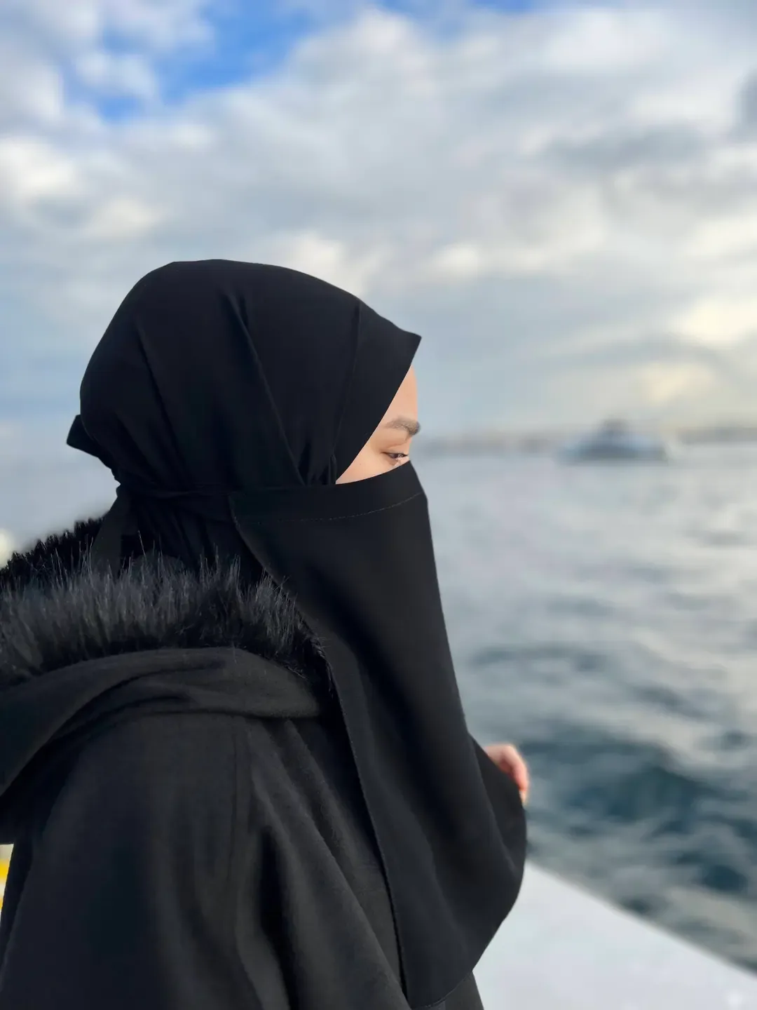 نقاب كريب ناعم بربطة خلفية أسود