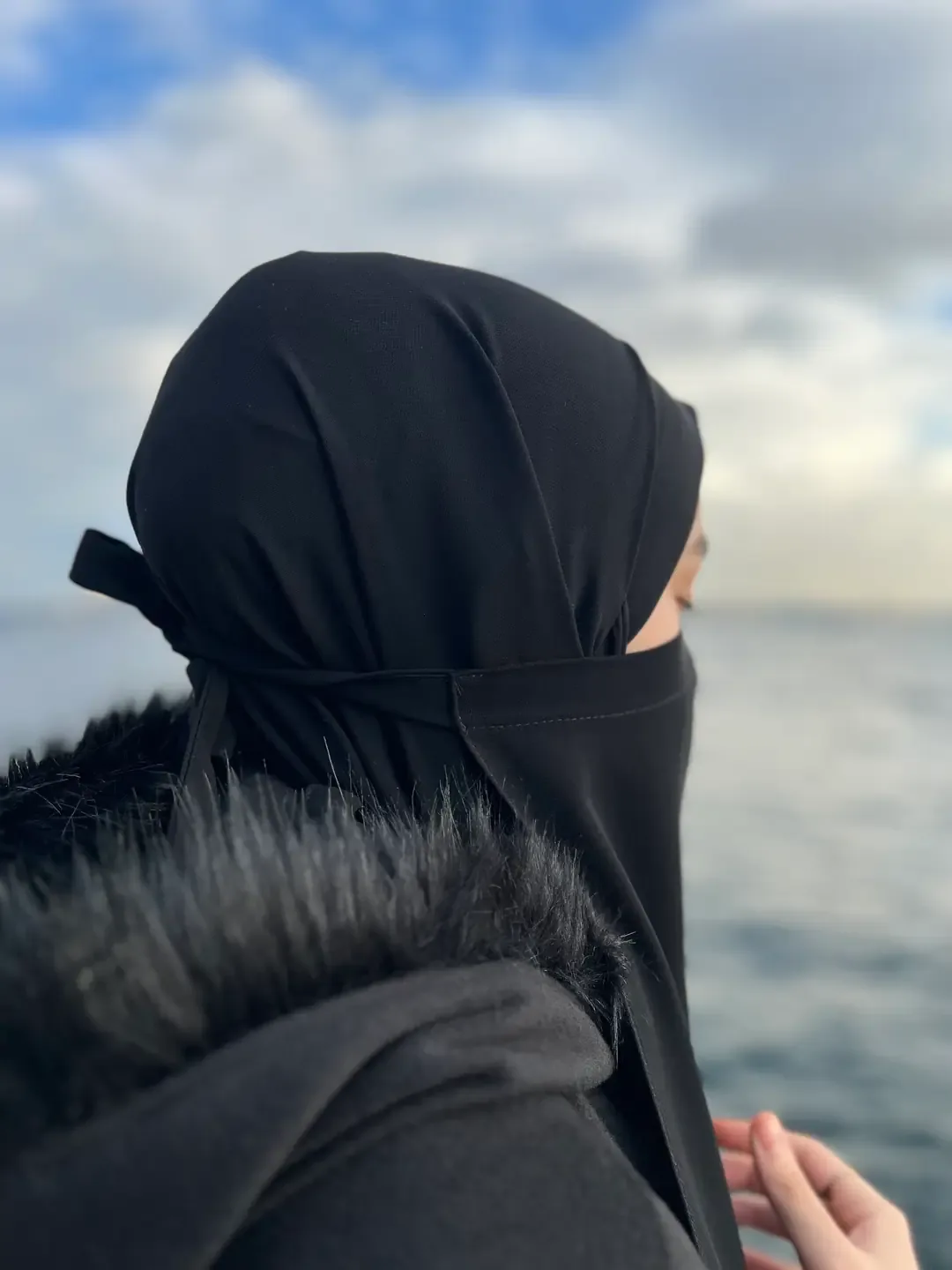 نقاب كريب ناعم بربطة خلفية أسود - صورة 2