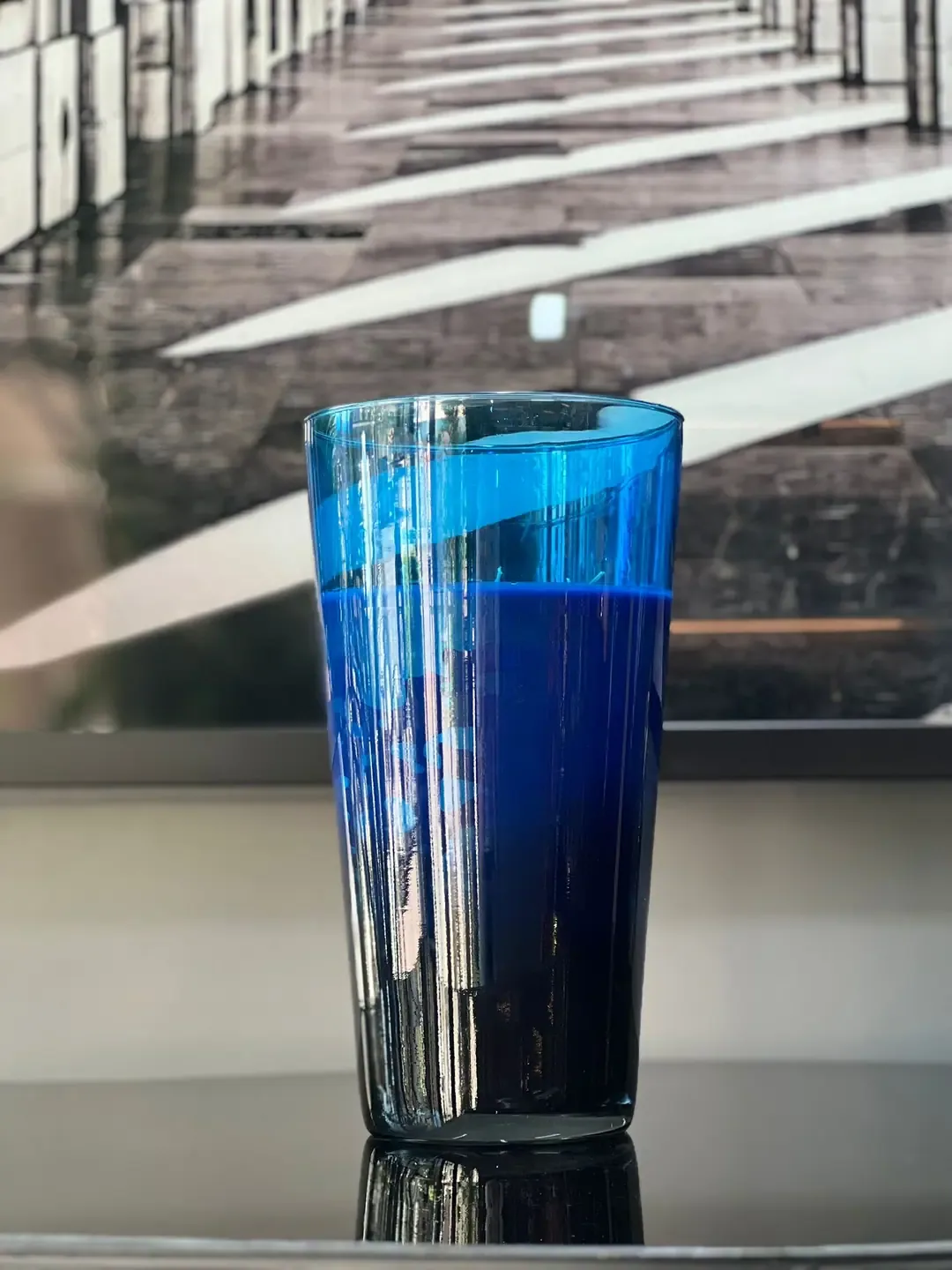 شمعة معطرة في دلو زجاجي كحلي مدخّن 16×30 سم