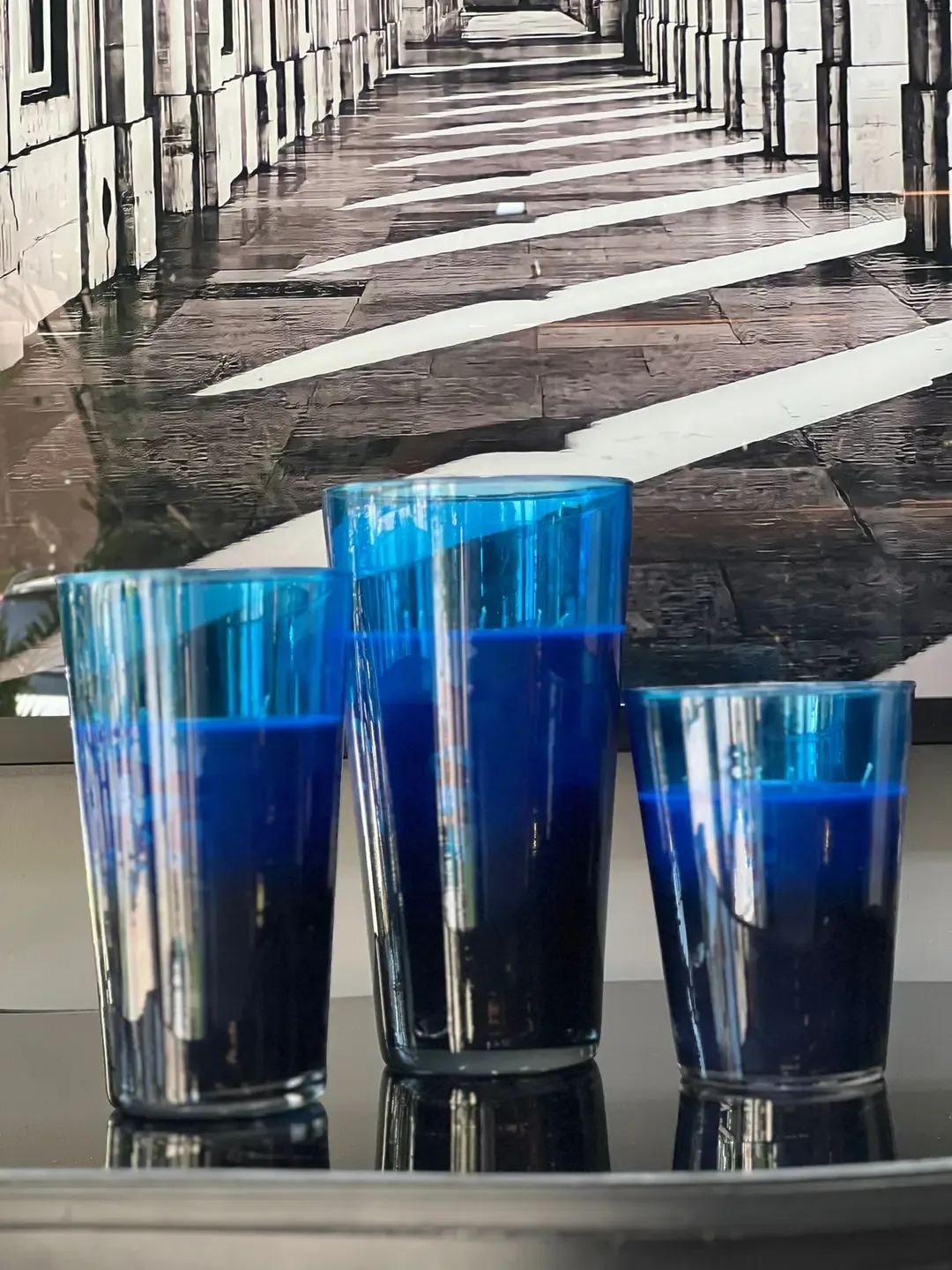 شمعة معطرة في دلو زجاجي كحلي مدخّن 16×30 سم - صورة 2