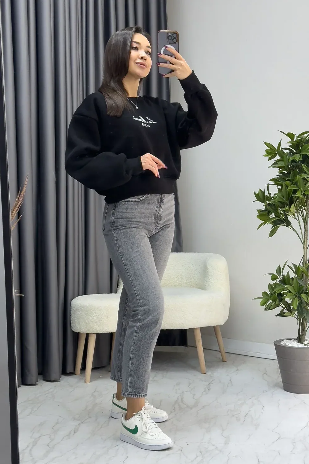 سويت شيرت أسود بتطريز أمامي