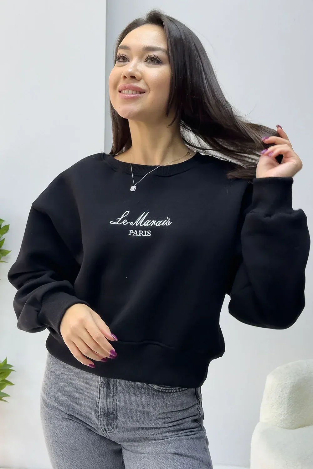 سويت شيرت أسود بتطريز أمامي - صورة 2