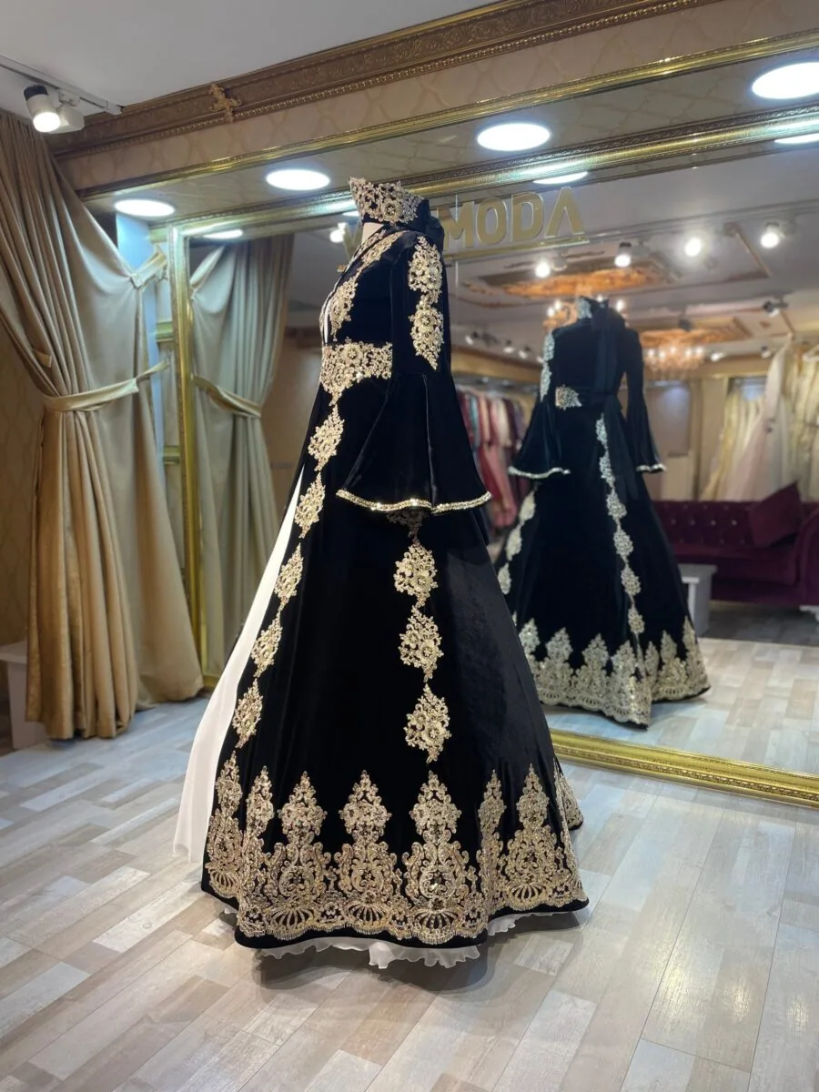 قفطان حنة أسود بتطريز ذهبي وفستان داخلي أبيض - صورة 4