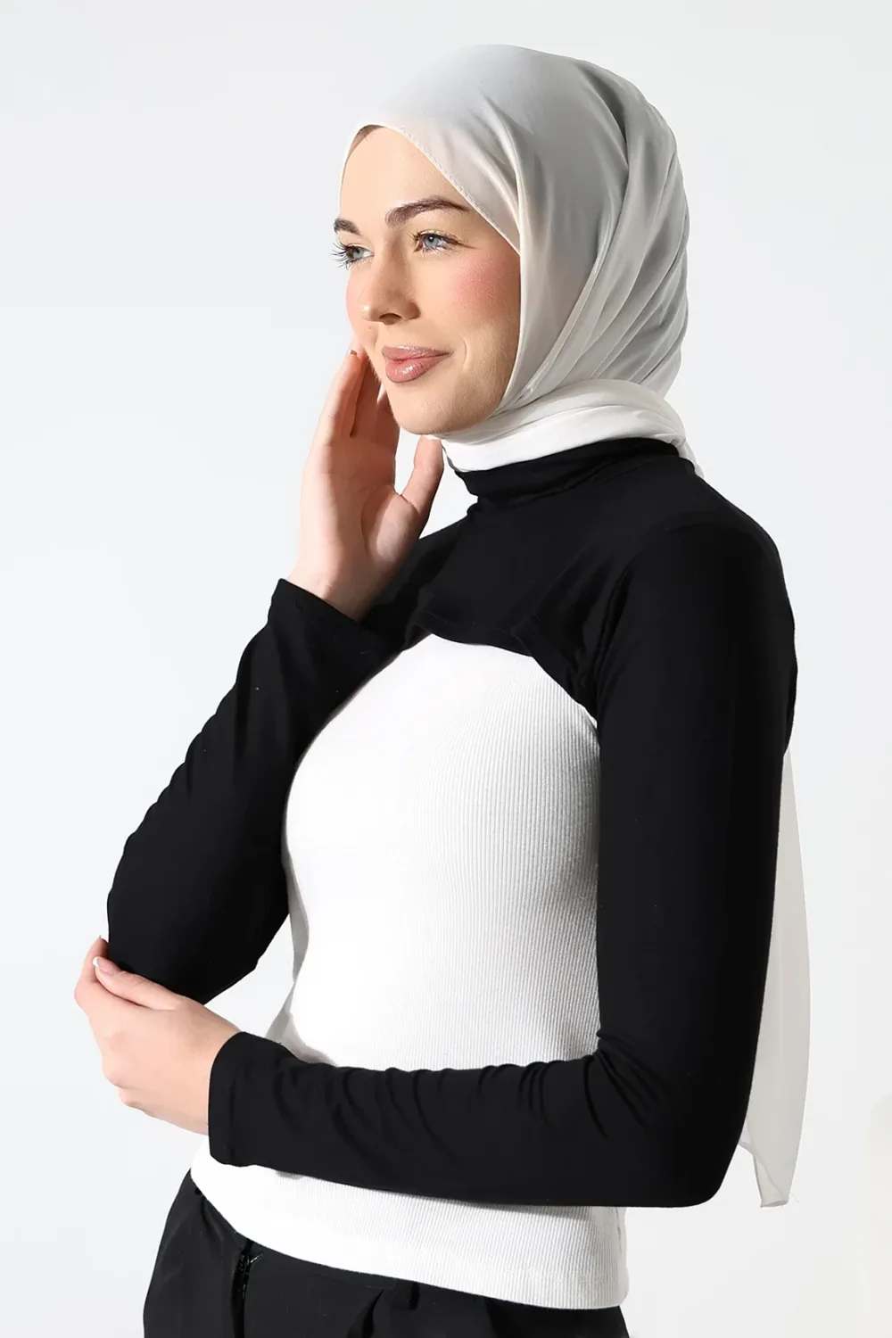 كمّ مع ياقة عالية أسود بتصميم خفيف ومريح
