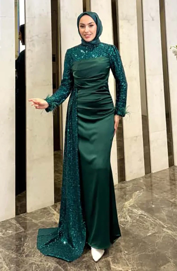 فستان سهرة ساتان أخضر لامع بدرابيه وذيل - صورة 2